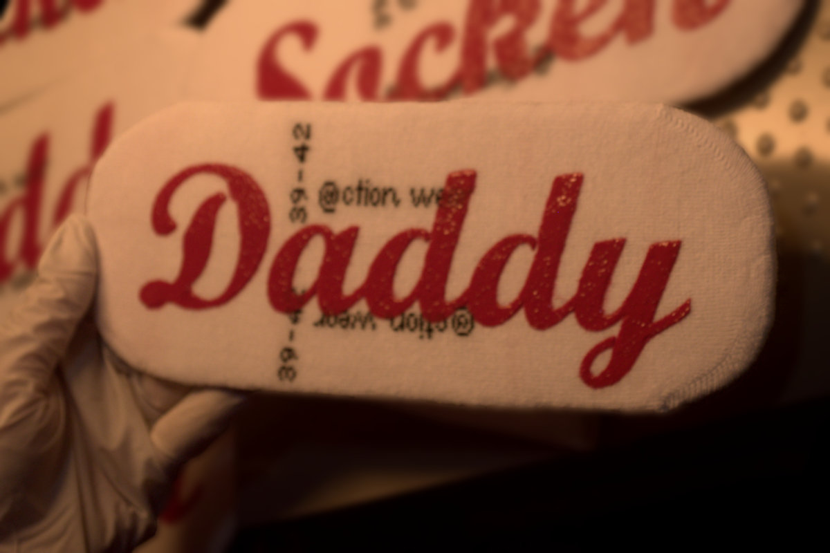 Aushärtungsprozess einer Socke mit individueller Anti-Rutsch-Beschichtung