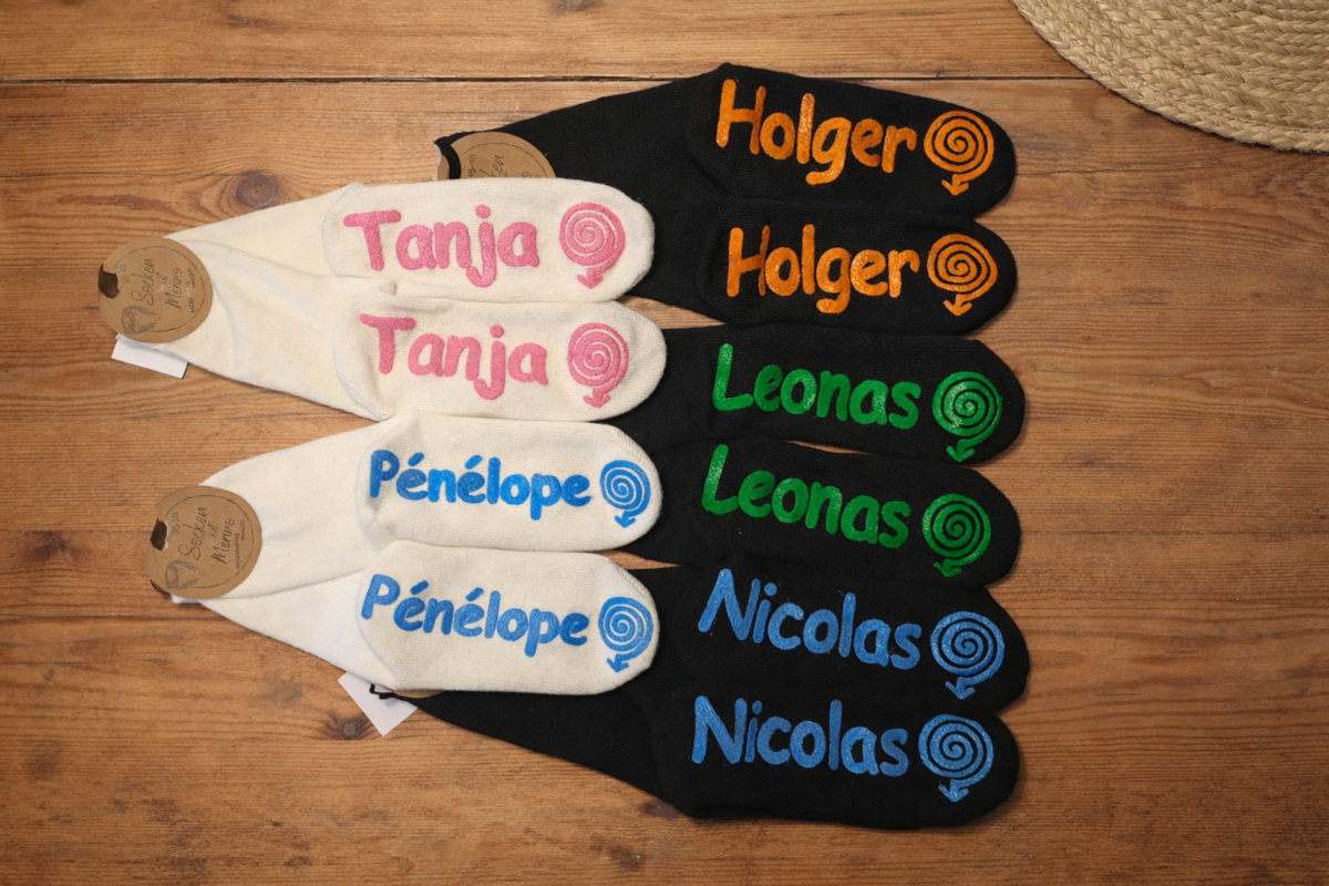Socken für Familien mit individuellen Namen und Symbolen